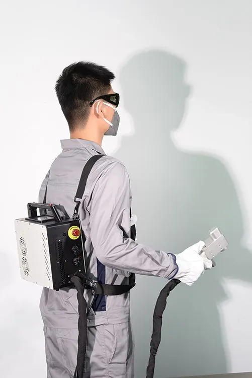 Una máquina de limpieza láser de 200 W proporciona ropa nueva a las estatuas de piedra